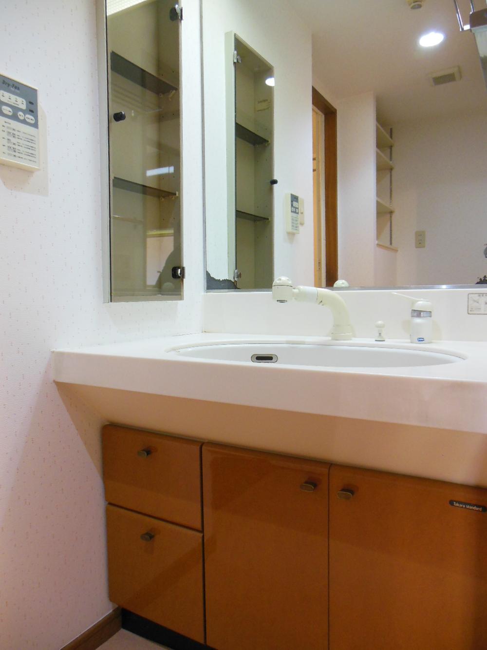 Wash basin, toilet. Indoor (12 May 2013) Shooting