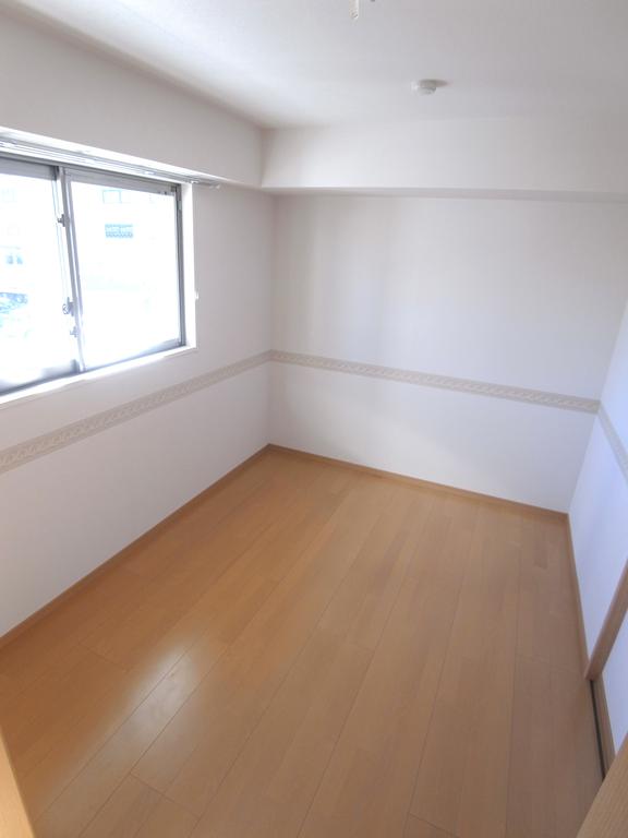 Living and room. Distribution is the type of Western-style.