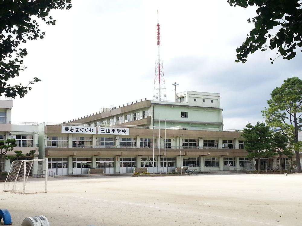 Primary school. Three mountains to elementary school 690m