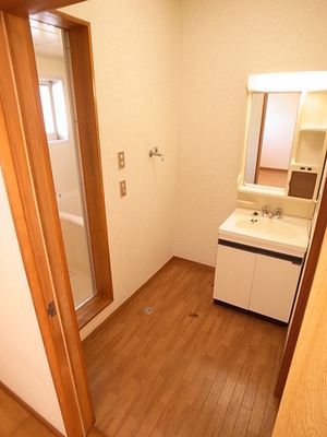 Washroom. It is with convenient independent wash basin ~ ☆