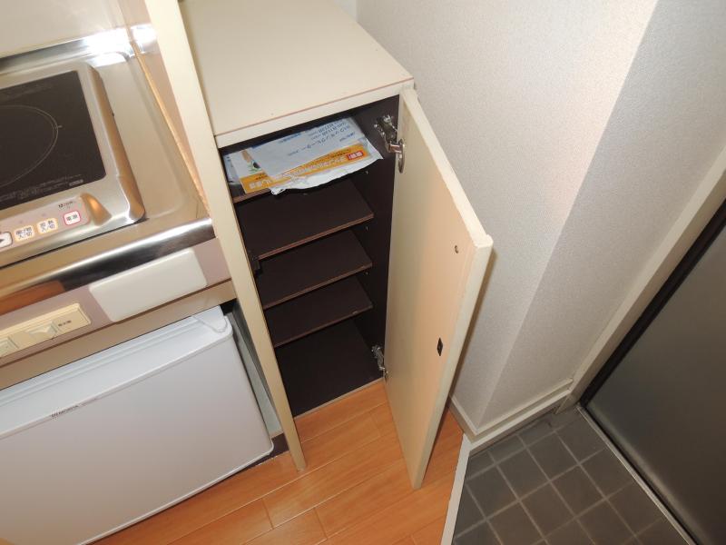 Other Equipment. Shoe box equipped in the front door