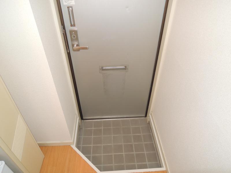 Entrance. Super close ・ There convenience store