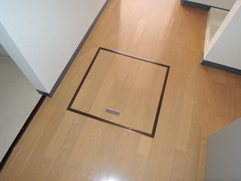 Receipt. Also equipped with under-floor storage