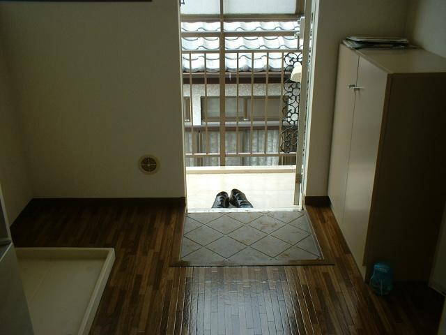 Entrance. Shoe box in the foyer.