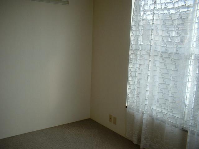 Living and room. In the southeast orientation day is good!