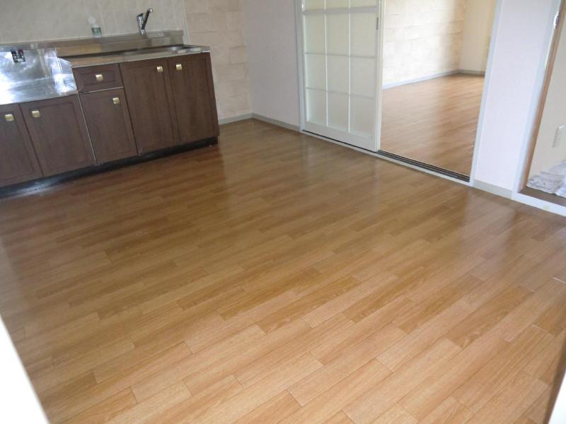 Living and room. Floor also has finished in the clean Yes Match the color