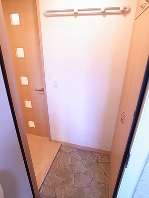 Entrance. Of course also equipped with shoe box in the foyer