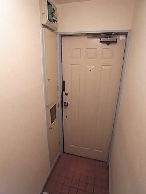 Entrance. There are shoe box