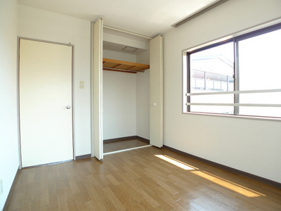 Living and room. Western-style 5.5 Pledge