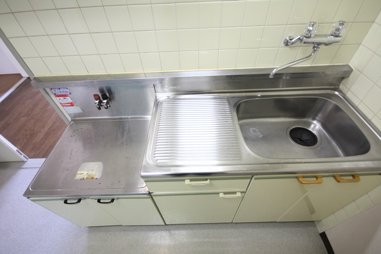 Kitchen. Two-burner gas stove is installed Allowed