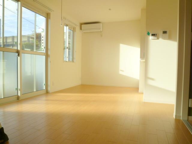 Living and room. Spacious living room, Window glazing and shutter.