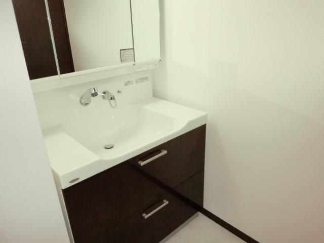 Wash basin, toilet. Large easy-to-use wash basin and a separate