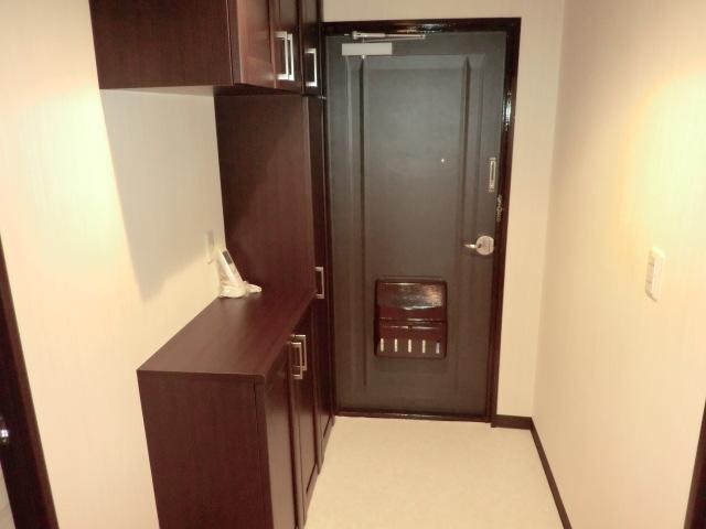 Entrance. Entrance with a large capacity of the shoe box would not mind for storage of shoes