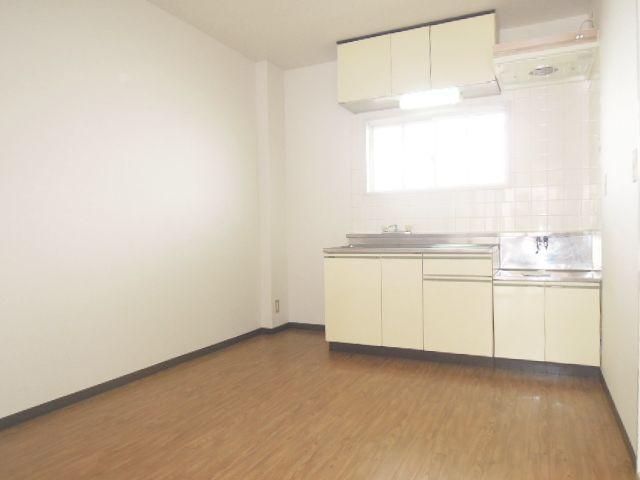 Kitchen. Spacious LDK.