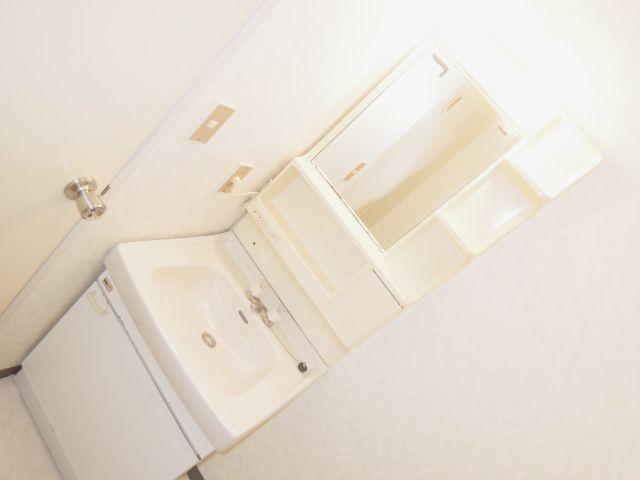 Washroom. Independent wash basin equipped to survive in the morning.