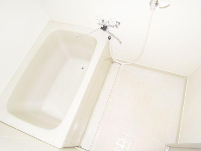 Bath. Mind and refresh in the spread of the bath.