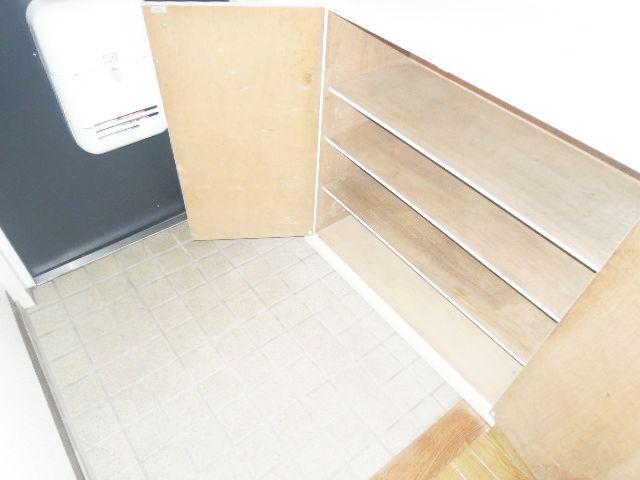Entrance. The entrance is also equipped with shoe box.