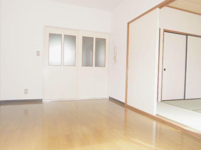 Living and room. Bright is 6.0 quires of Western-style.