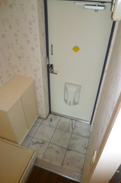 Entrance. There cupboard. 