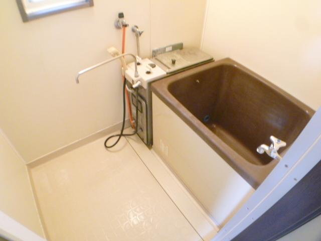 Bath. Reheating in the balance kettle. The window also attached to ventilation OK.