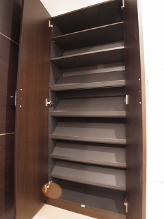 Entrance. Large capacity shoe box