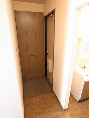 Entrance. It is a shoe box of large capacity! 