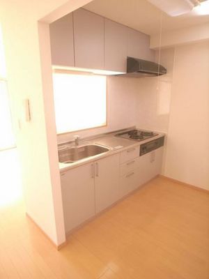 Kitchen. 3 counter kitchen of Kuchigasukonro with