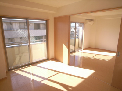 Living and room. Sunny l living is There are feeling!