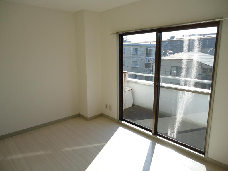 Living and room. Whole is bright. 