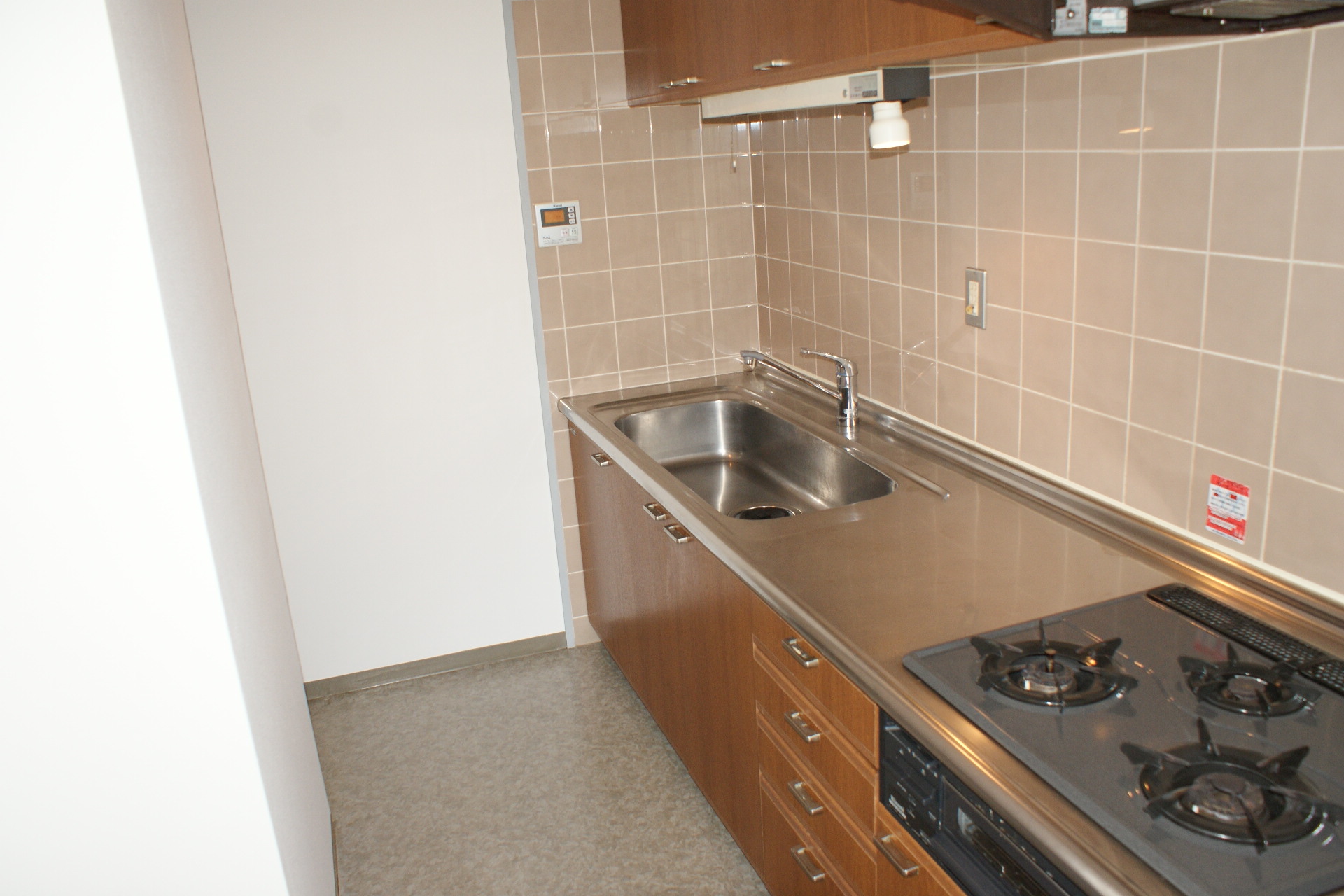 Kitchen. Kitchen independent type ・ 3-neck is a stove with grill