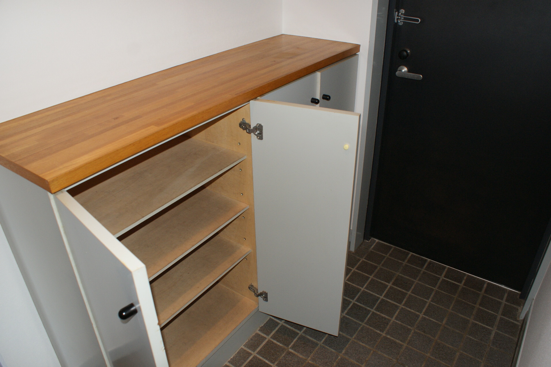 Entrance. Shoes with BOX