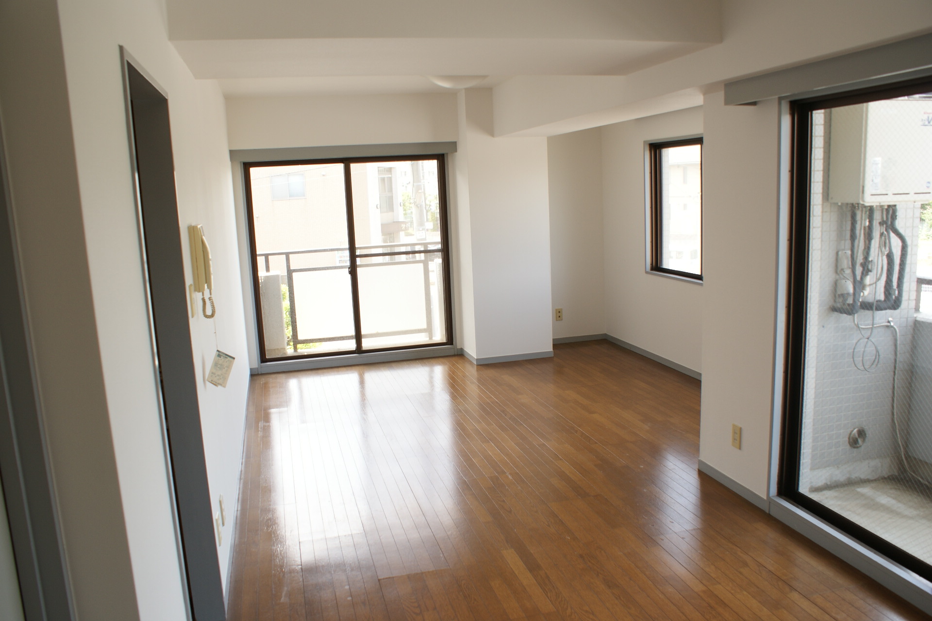 Living and room. Living is spacious 12 Pledge ☆