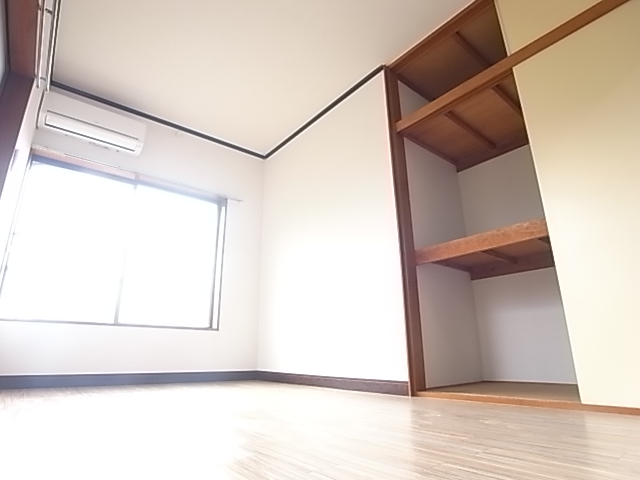 Living and room. Also equipped with storage of spread