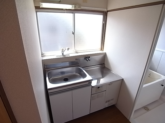 Kitchen. Kitchen with gas stove 2 burners can be installed. I'm happy lighting window.