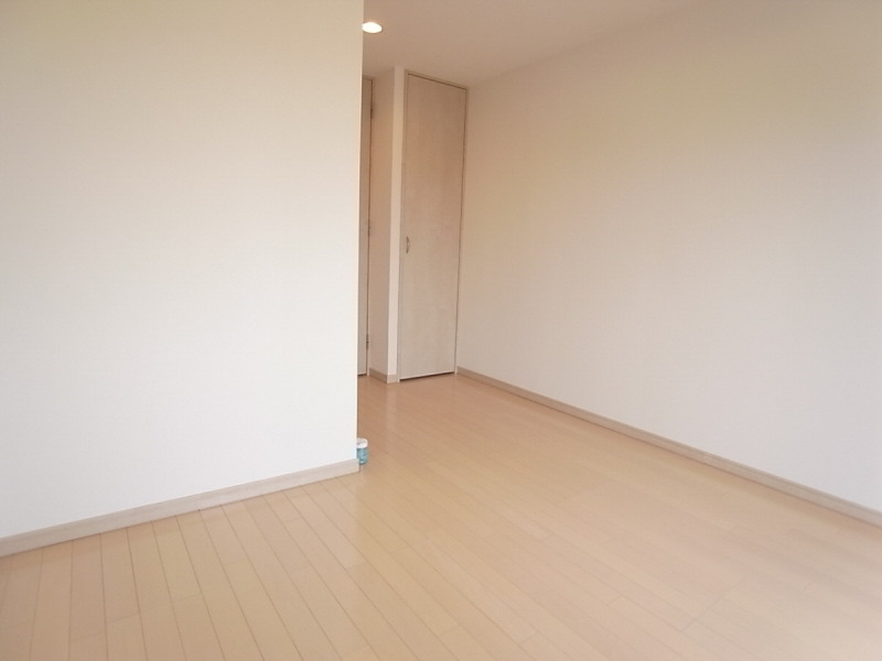 Living and room. Mansion With auto lock!