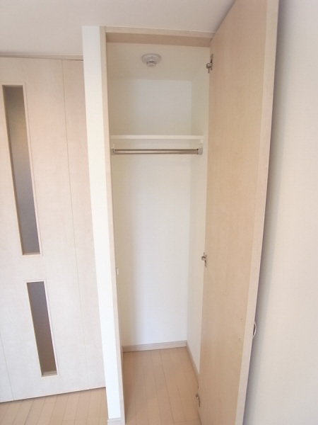 Entrance. Luggage fits clean, with storage