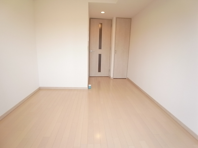 Living and room. Bright living room facing south! It is life-friendly environment