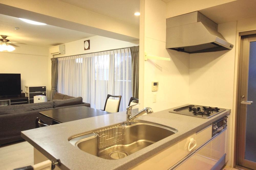 Kitchen. It overlooks the entire living room from the open kitchen! ☆ House the conversation is nurture the bonds of family ☆