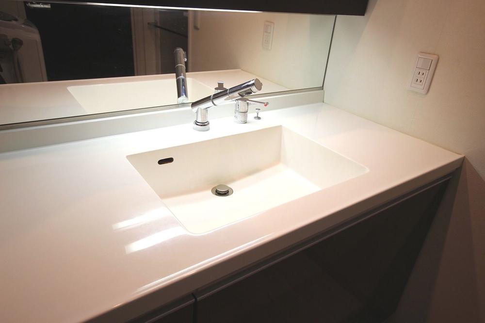 Wash basin, toilet. A hotel-like life to hope person