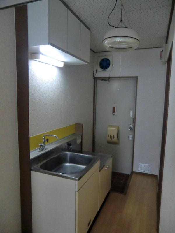 Kitchen. Two-burner gas stove can be installed kitchen