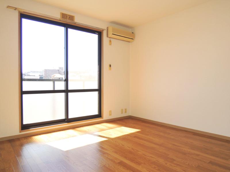 Living and room. South-facing balcony sunny! !