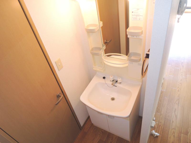 Washroom. Independent of vanity!