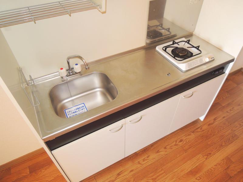 Kitchen. Easy-to-use kitchen widely cooking space!