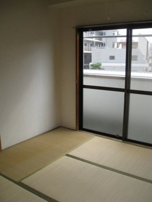 Living and room. Facing south in sunny! 