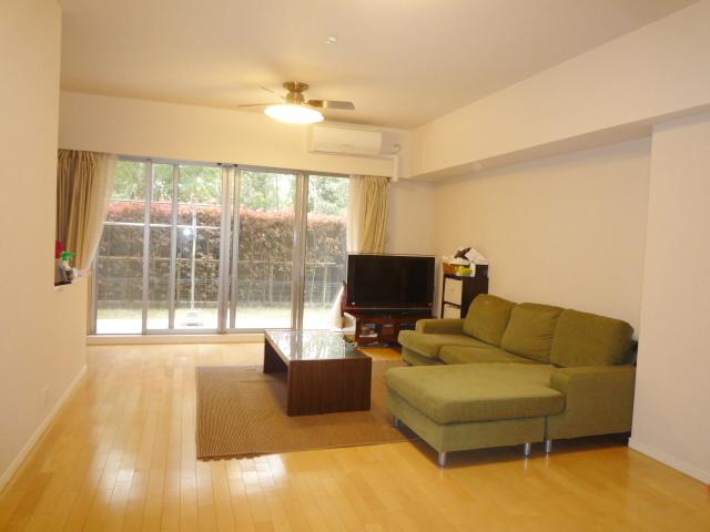 Living. Room (August 2013) Shooting South-facing bright living! TES floor with heating (LD part) ※ (Furniture in me, Furniture etc. are not included in the sale price)