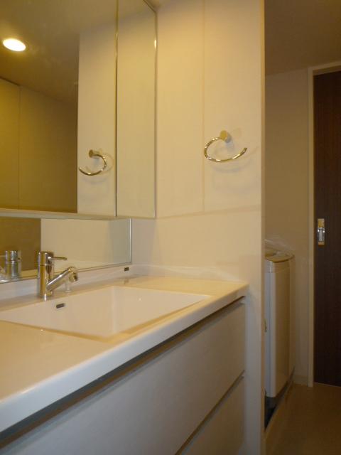 Wash basin, toilet. Room (August 2013) Shooting