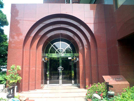 Entrance. Luxurious entrance