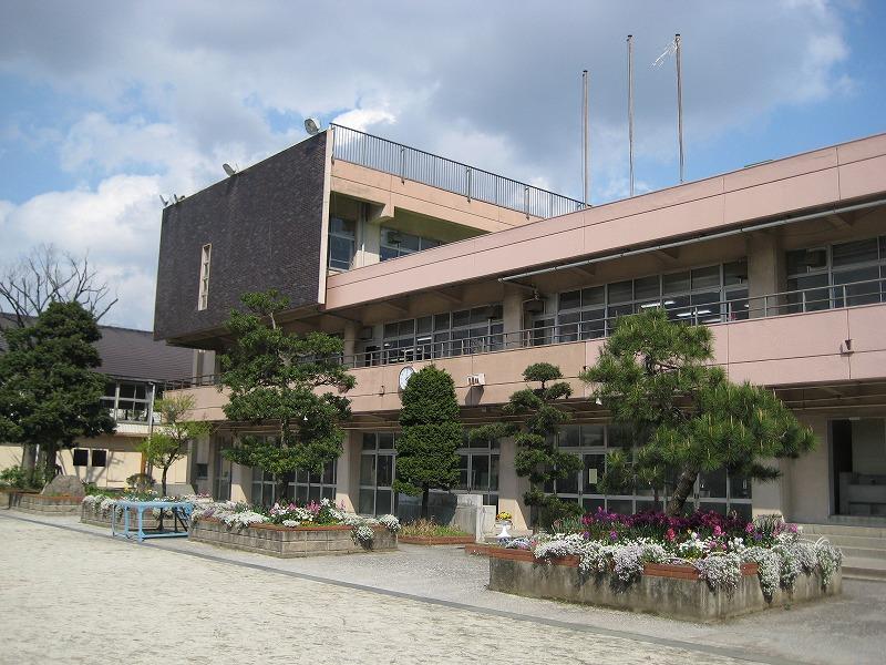 Primary school. 620m up to elementary school Funabashi Municipal Minamihon cho