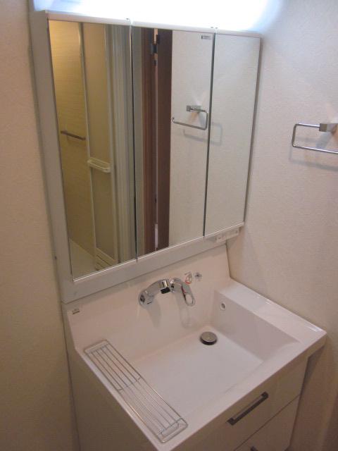 Wash basin, toilet. Washbasin with shower