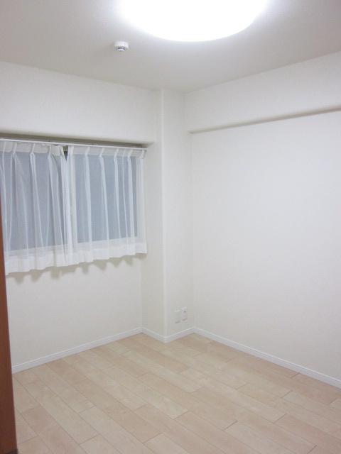 Non-living room. Entrance side Western-style. We have established a Inpurasu (condensation prevention ・ Thermal insulation effect Yes)